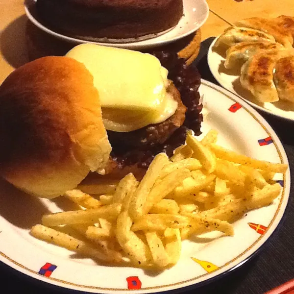 Home made hamburger, fried potato, Shiso gyoza, chocolate cake|tomomy_saitoさん