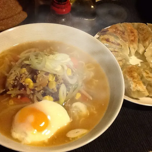 コーンもやし味噌ラーメン、大葉餃子 w/フェイク湯気|tomomy_saitoさん