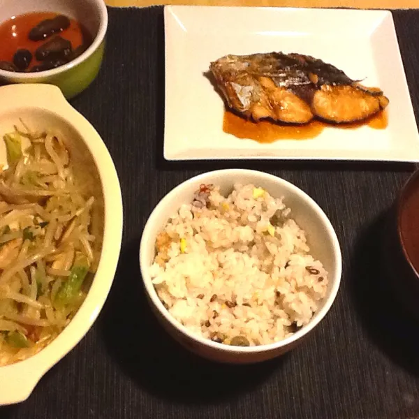 鰆の照焼き、きのこのネギ塩炒め、なめこと豆腐の赤出汁、雑穀ご飯|tomomy_saitoさん