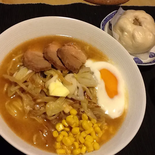 味噌バター自家製チャーシュー麺、肉まん(母作)|tomomy_saitoさん