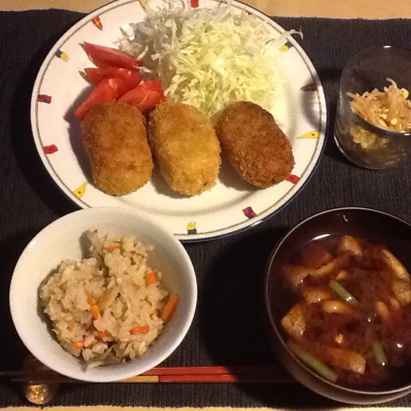 ポテトコロッケ、豆もやしナムル、味噌汁(しめじ、いんげん、油揚げ)、炊き込みご飯|tomomy_saitoさん