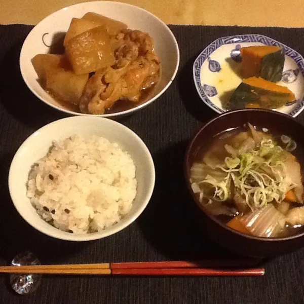 手羽元と大根の煮物、南瓜の煮物、根菜たっぷりすいとん、雑穀ご飯|tomomy_saitoさん