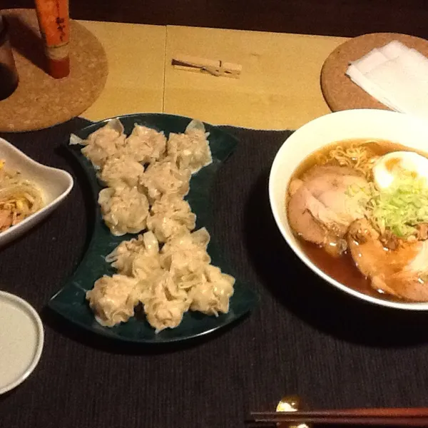 Char siu men (home made shur ), shaomai, bean spout salad
チャーシュー麺 (マルちゃん正麺 醤油味と自家製焼豚)、焼売、もやしサラダ|tomomy_saitoさん