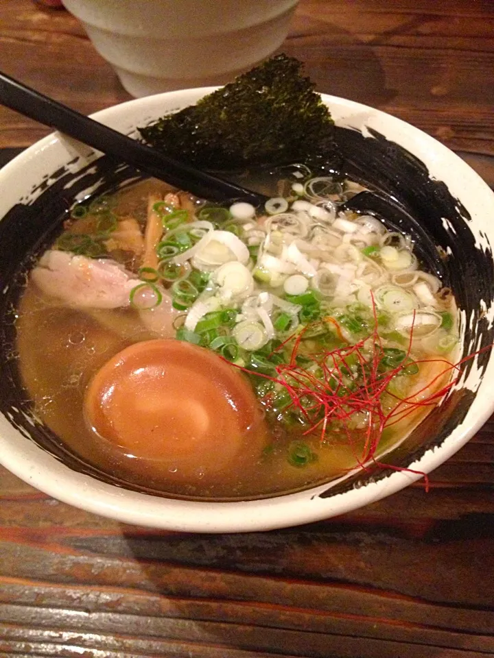 ハマトラ。鶴屋町と日吉。丼の底が深いのと麺が黒い。家系に飽きたらこれ。|yamaさん