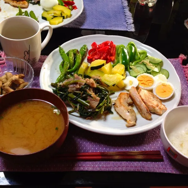 Snapdishの料理写真:空芯菜の豚肉炒めと鶏の塩麹漬け焼きとゆで卵。|hatuki_sさん