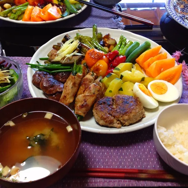 鹿籠豚のハンバーグと黒豚ロースのネギ巻焼きとゆでたまご、揚げ野菜と茹で野菜とナス炒め。|hatuki_sさん