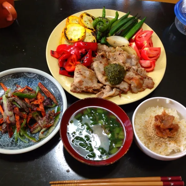 豚ロースのジェノベーゼと焼き野菜、キュウリと人参のユカリ和え。もうお昼だけど朝ごはん。グータラしすぎだなw|hatuki_sさん