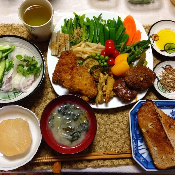 今日の朝ごはんはヒレカツとハンバーグとパン。つか、昼だな。|hatuki_sさん