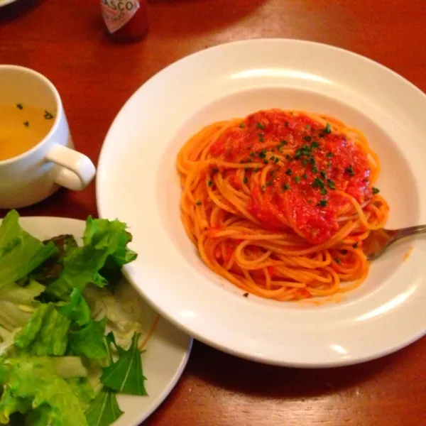 アンチョビとケッパーのトマトソース。らしいが、アンチョビどこ？ケッパーどこ？チョイとイマイチ・・・ザンネン。|hatuki_sさん