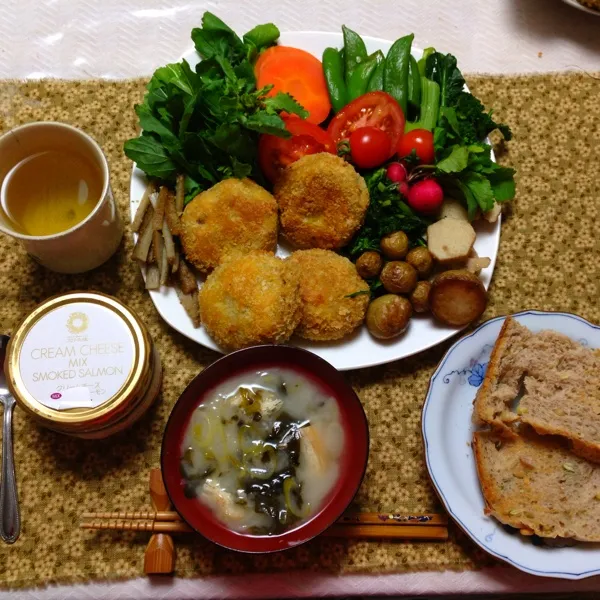 コロッケと揚げじゃがと山芋の煮物とパン。いやいや腹一杯^_^|hatuki_sさん