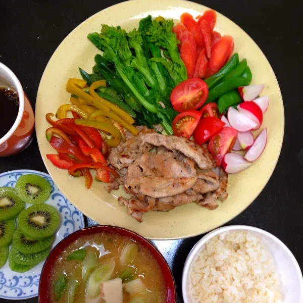 菜花と金時人参とスナップエンドウを茹でたお湯でお味噌汁。具は長ネギと自然薯。けっこう旨い。|hatuki_sさん