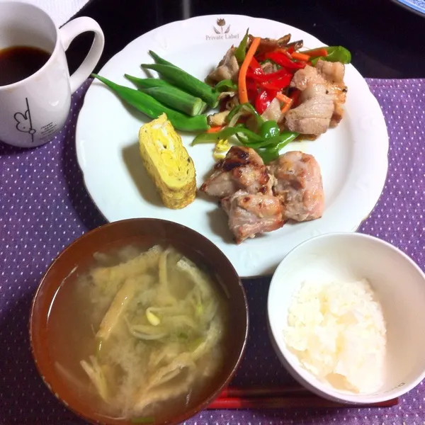 黒豚バラの野菜炒めと鳥肉の塩麹漬けグリル焼きと卵焼き。今朝も控えめに、と思ったけど、足りなくて茹でモヤシと鳥肉を追加した。|hatuki_sさん