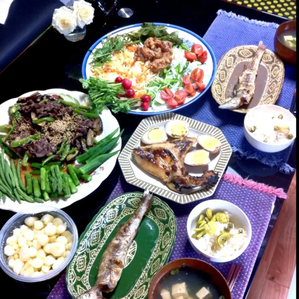 Snapdishの料理写真:カマスの塩焼き、鮪のカマ、牛肉とナスの炒め物、惣菜の唐揚げに茶卵。野蒜の塩麹漬けは野蒜が辛過ぎ！もう少し漬け込もう。空豆とエンドウ豆のご飯美味しい。|hatuki_sさん