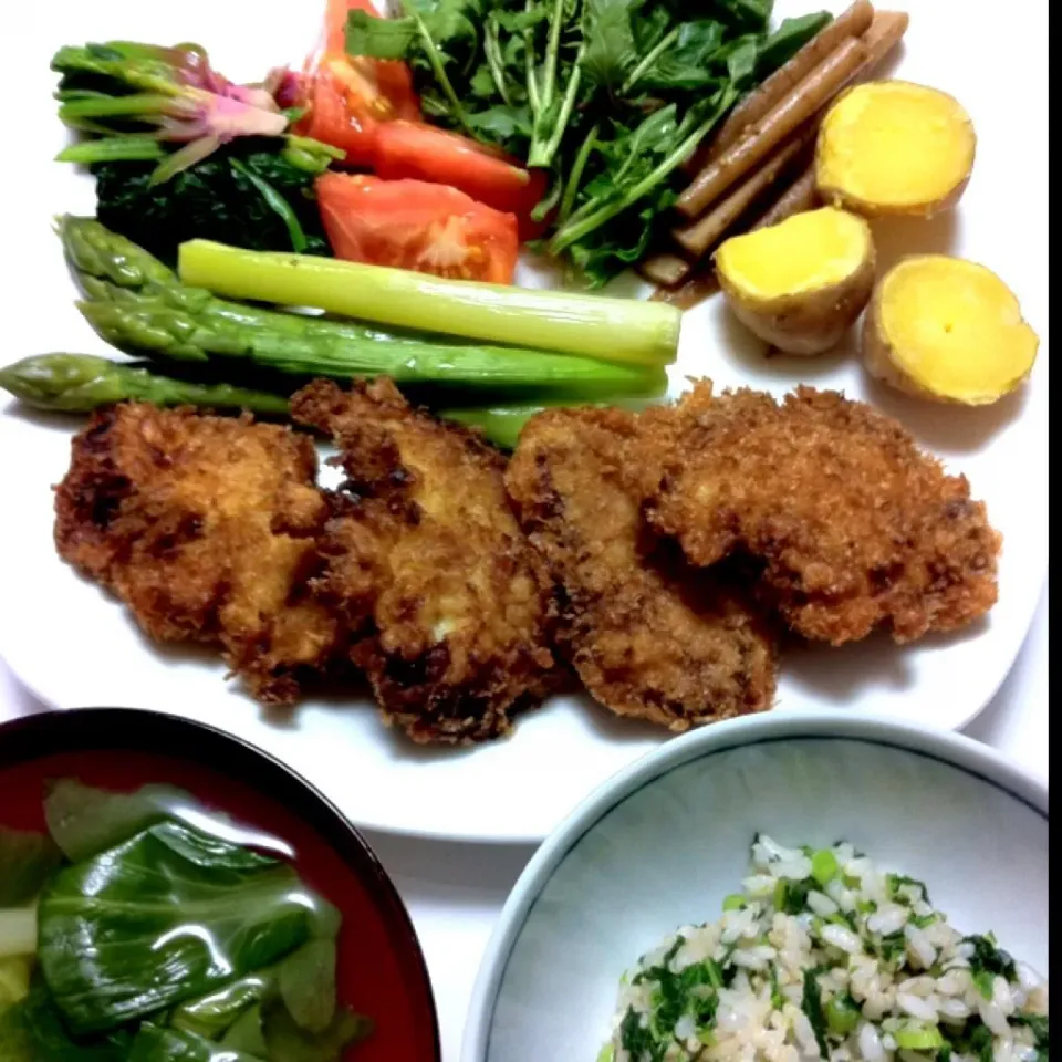 ヒレカツと魚フライ。ご飯は庭の蕪の葉を混ぜた菜飯。昆布茶で味付け。お代わりしたいけどダイエット中ヽ(；▽；)ノ|hatuki_sさん