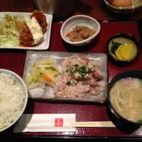 熊本駅前の驛。日替わりランチの肉料理。チキン南蛮と豚肉の塩麹焼き。生卵付きで750円。ご飯は麦ご飯を選択。|kyondonさん