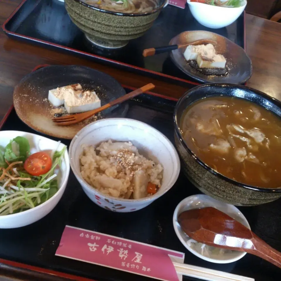 久しぶりのデートでお蕎麦食べてきましたー♡
セットでサラダと炊き込みご飯、葛餅♡|Azusaさん