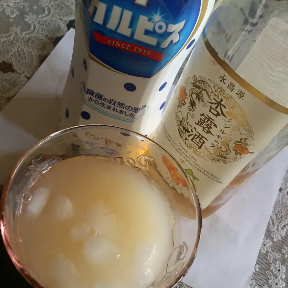 まずは常備してある杏露酒をカルピスで割ってみた。
飲兵衛だもの、今のところ酒で割るしか考えてない…|Azusaさん