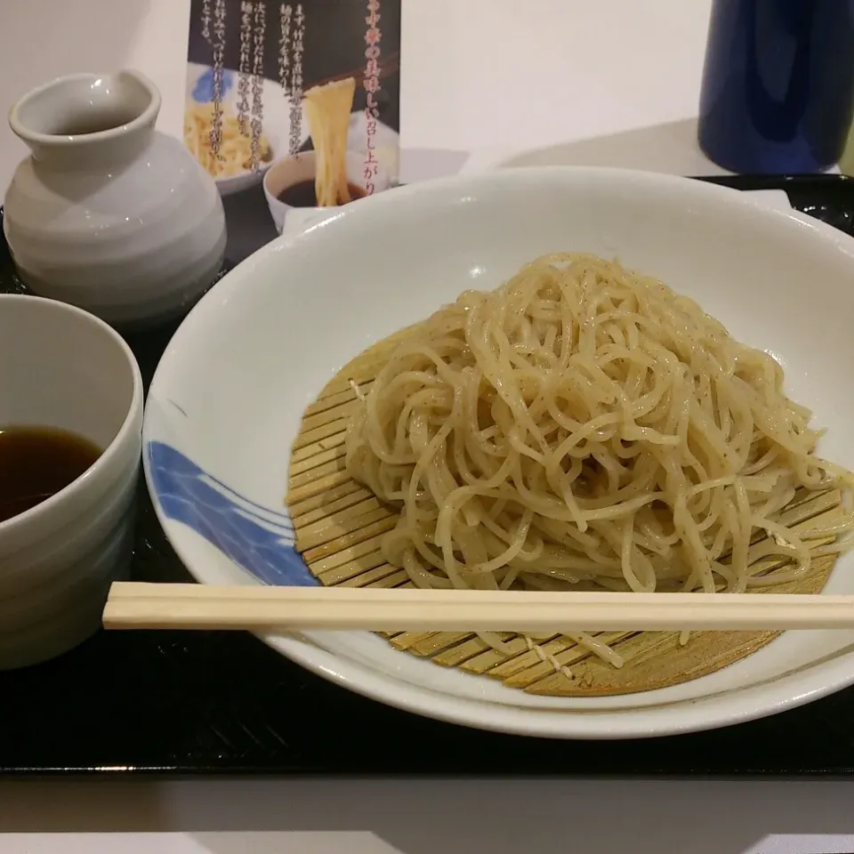 ざる中華ζ*'ヮ')ζ
いつもは激混みの食事処が雷雨で見事にガラガラだったー。|Azusaさん