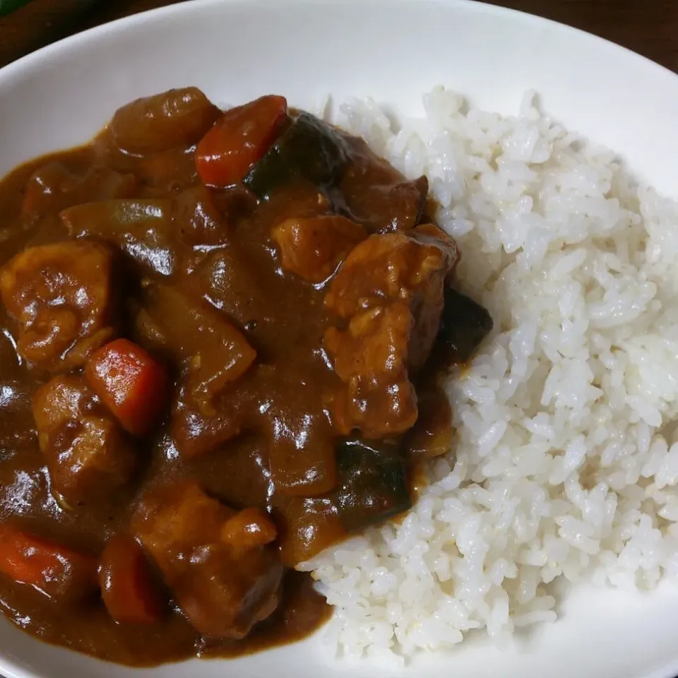 夏バテ防止のためカレー作った…( ´ ▽ ` )
隠し味にリンゴジュース入ってるよ。
彼氏が美味しいって食べてくれるから暑いなか作った甲斐あります♡|Azusaさん