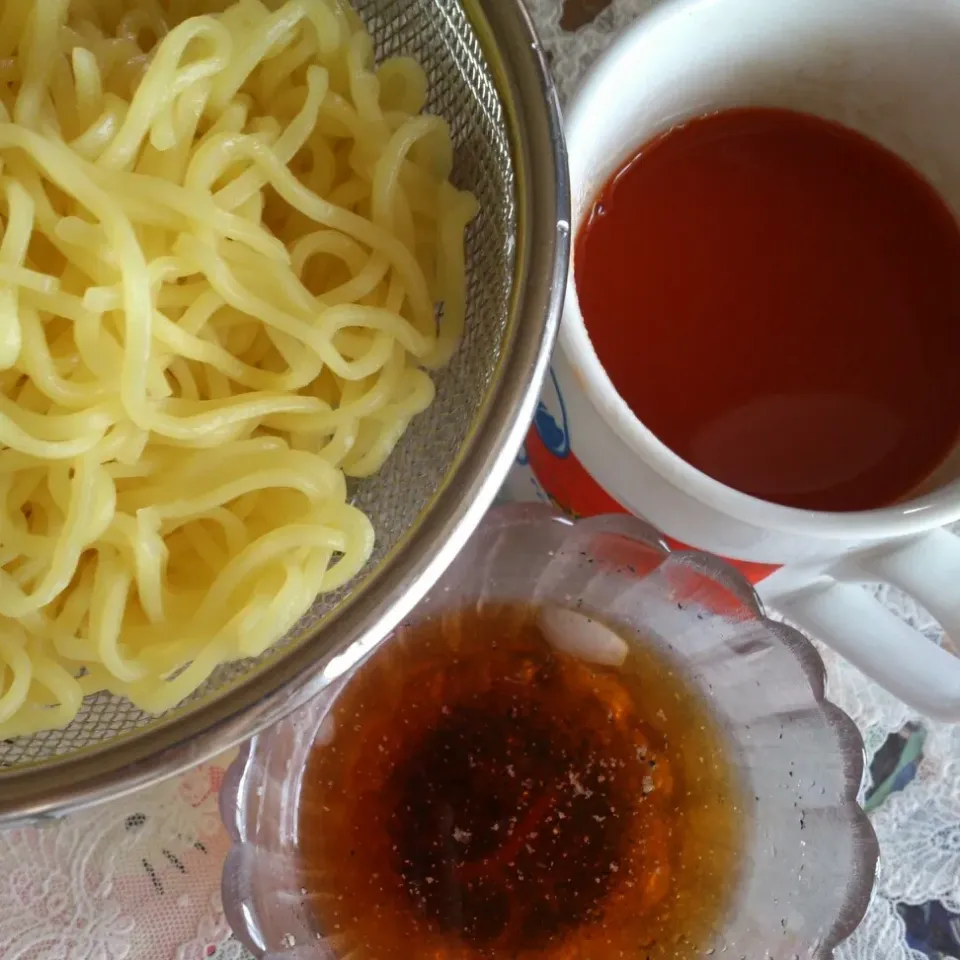 麺と100%トマトジュース( ´ ▽ ` )
あっちー……動く気力すらないから今日は手抜きじゃー|Azusaさん