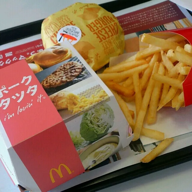 久マクド( ´ ▽ ` )！！ポークタツタは生姜がきいててリピートしたいかもー。アイダホよりはマシだけど食べにくいのが難点。|Azusaさん