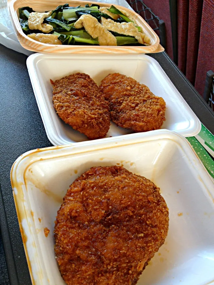 車中飯。カツをソースに浸してから販売してくれはります。県民ショーネタやね〜|ハルさん