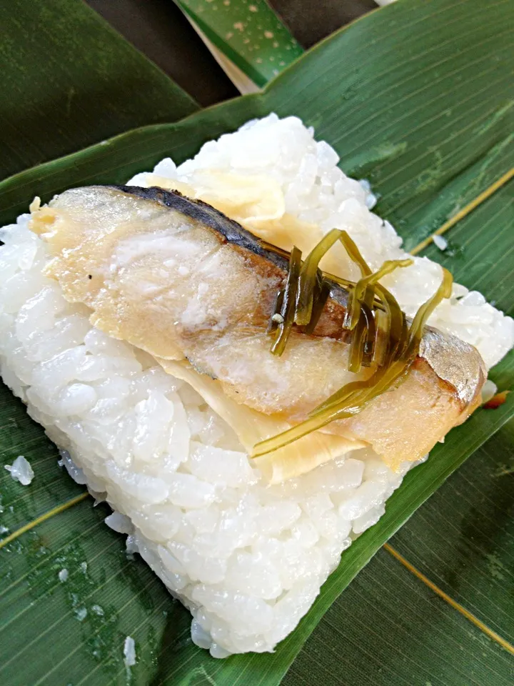 Snapdishの料理写真:鯖すし＠１５０円。これにお土産のへしこほぐしをのせて食す。美味しい食べ方。|ハルさん