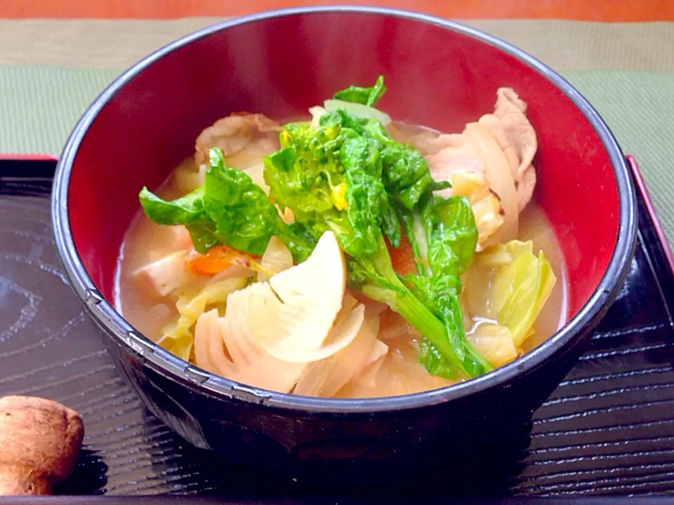 Delicious miso soup w/pork& Spring vegetables of cabbage heaping😍豪快❗山盛りｷｬﾍﾞﾂの春野菜絶品豚汁|🌈Ami🍻さん