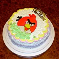 Angry bird brithday cake (vanila cake+fresh strowberry+pudding inside)|Joyさん