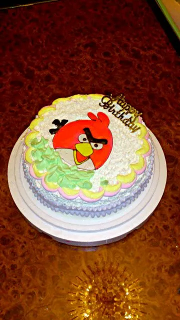 Angry bird brithday cake (vanila cake+fresh strowberry+pudding inside)|Joyさん