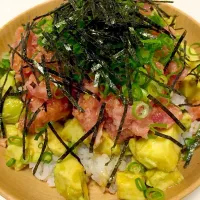 Snapdishの料理写真:マグロアボカド丼|Misaki Setoさん