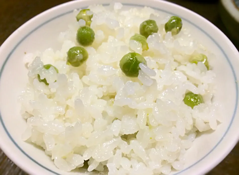 Snapdishの料理写真:うすいえんどう豆ごはん|mottomoさん