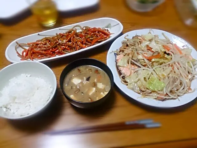 鮭と野菜の蒸し焼き、きんぴらごぼう、なめこ豚汁|五十嵐公一さん