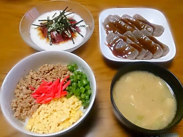 三色そぼろ丼、味噌田楽、とろろマグロ、味噌汁|五十嵐公一さん