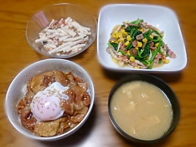 Snapdishの料理写真:豚丼、ほうれん草ソテー、山芋の梅納豆和え、味噌汁|五十嵐公一さん