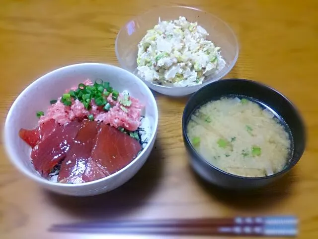 漬けマグロ＆ねぎとろ丼、白菜のマヨサラダ、味噌汁|五十嵐公一さん