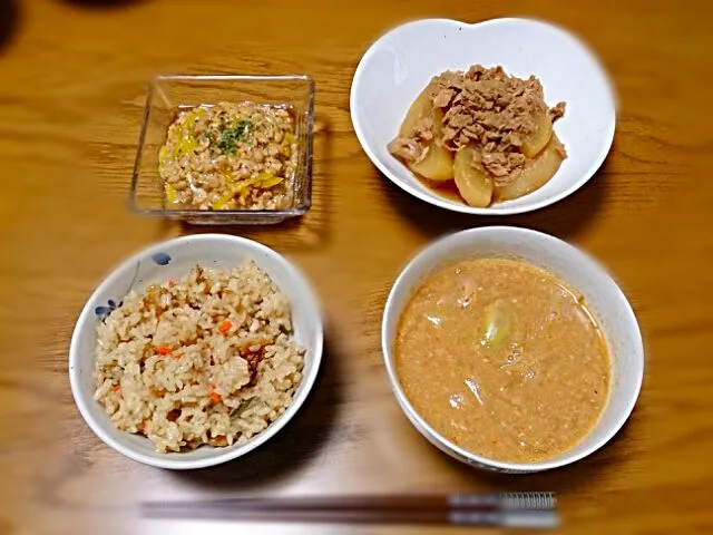 鶏肉と山菜の炊き込みご飯、ツナ大根、なすとたくあん冷奴、もやしの坦々スープ|五十嵐公一さん