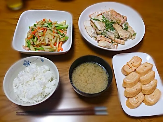 鮭はらすの塩だれ焼き、アスパラじゃがベーコン、たらこの玉子焼き、味噌汁|五十嵐公一さん