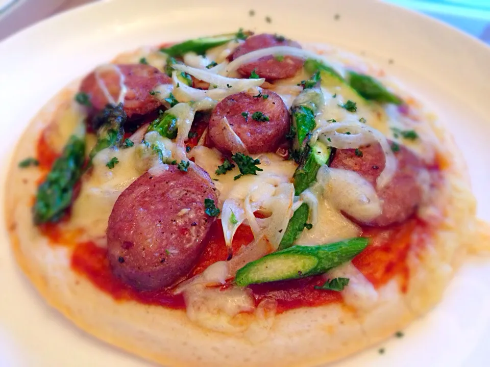 Snapdishの料理写真:Chicken sausage and asparagus pizza|shafik zitounさん