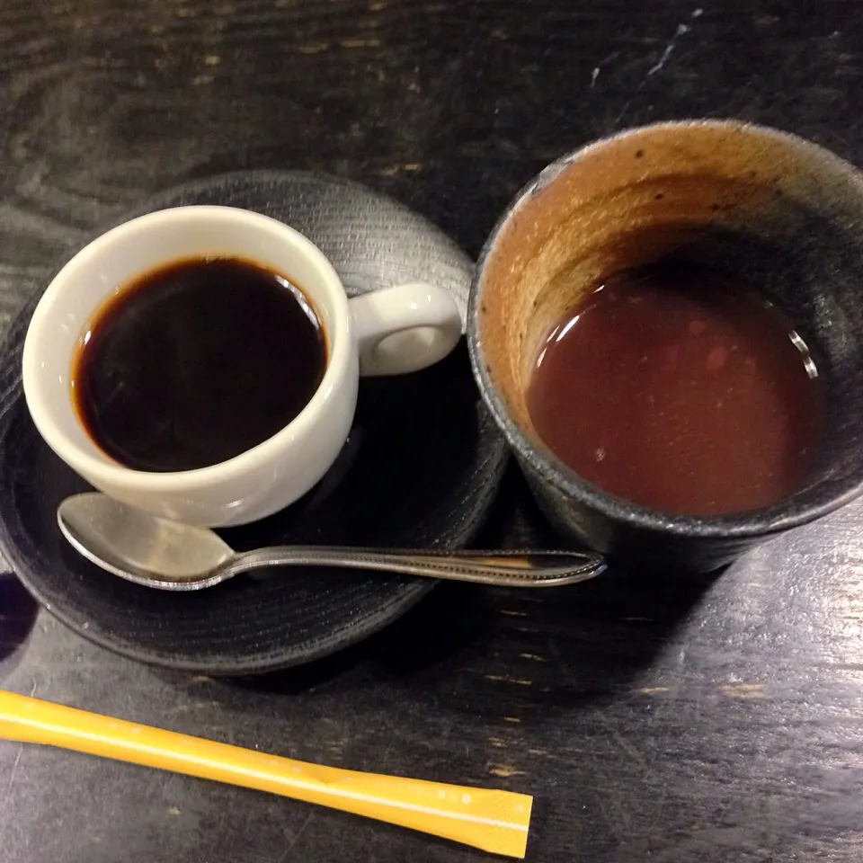 カキフライ定食のおまけ。食後のコーヒーとぜんざい。|マカロニ公爵さん