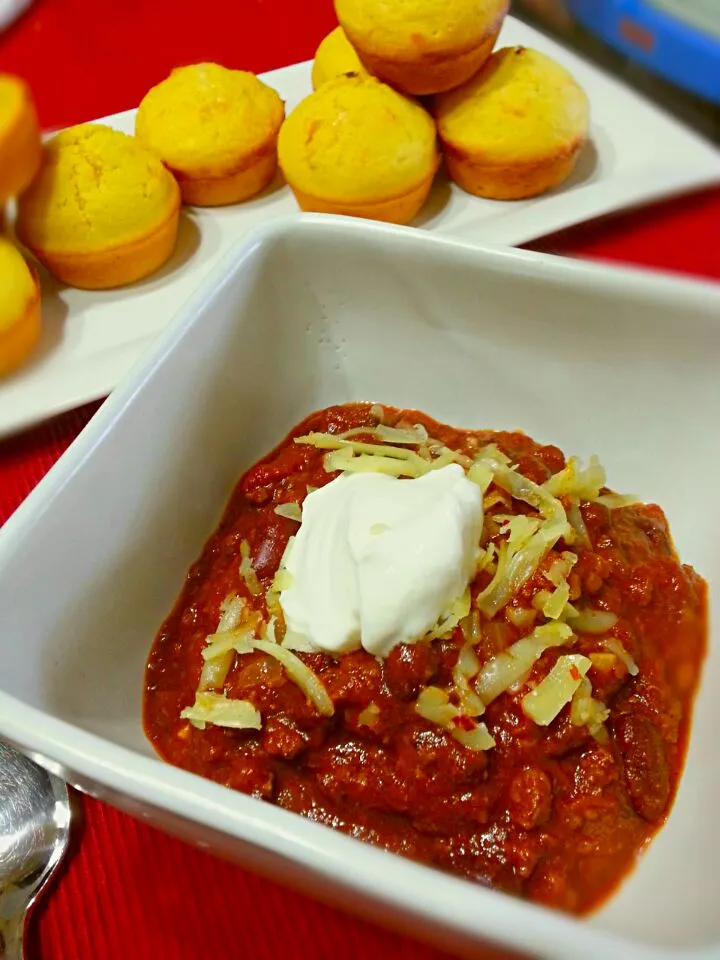 Chili Con Carne with Spicy Monterey Jack & Sour Cream garnish and Jalapeno Cornbread Muffins|S Theoさん