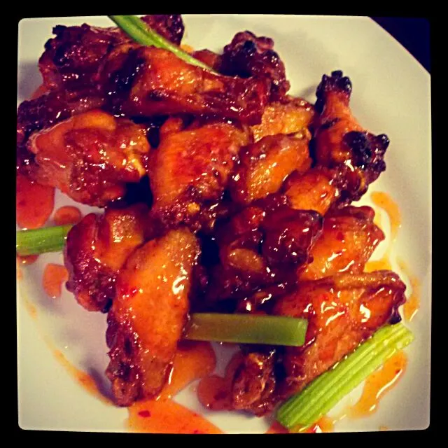 Snapdishの料理写真:Siracha & Sweet Thai Chili Wings|Darnai Thomasさん