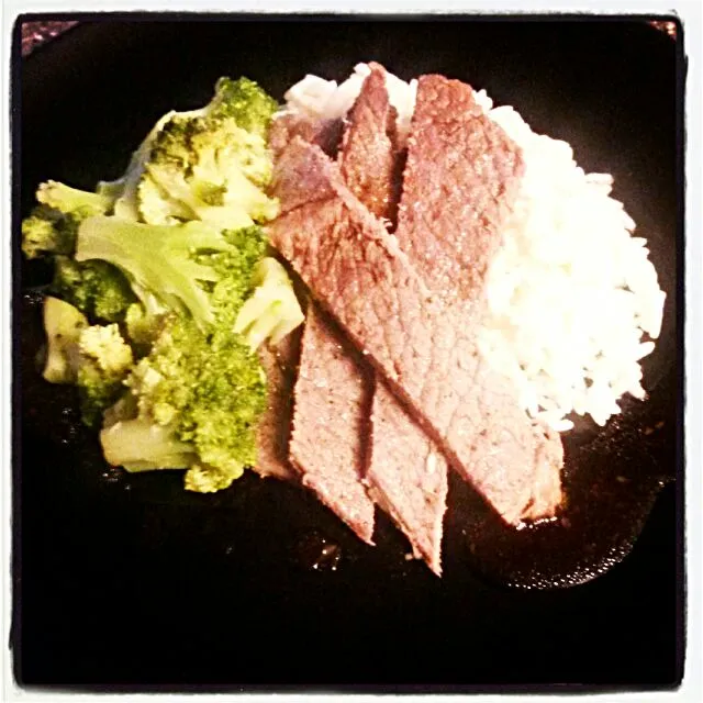 Snapdishの料理写真:Steak & White Rice w/Brocoli|Darnai Thomasさん