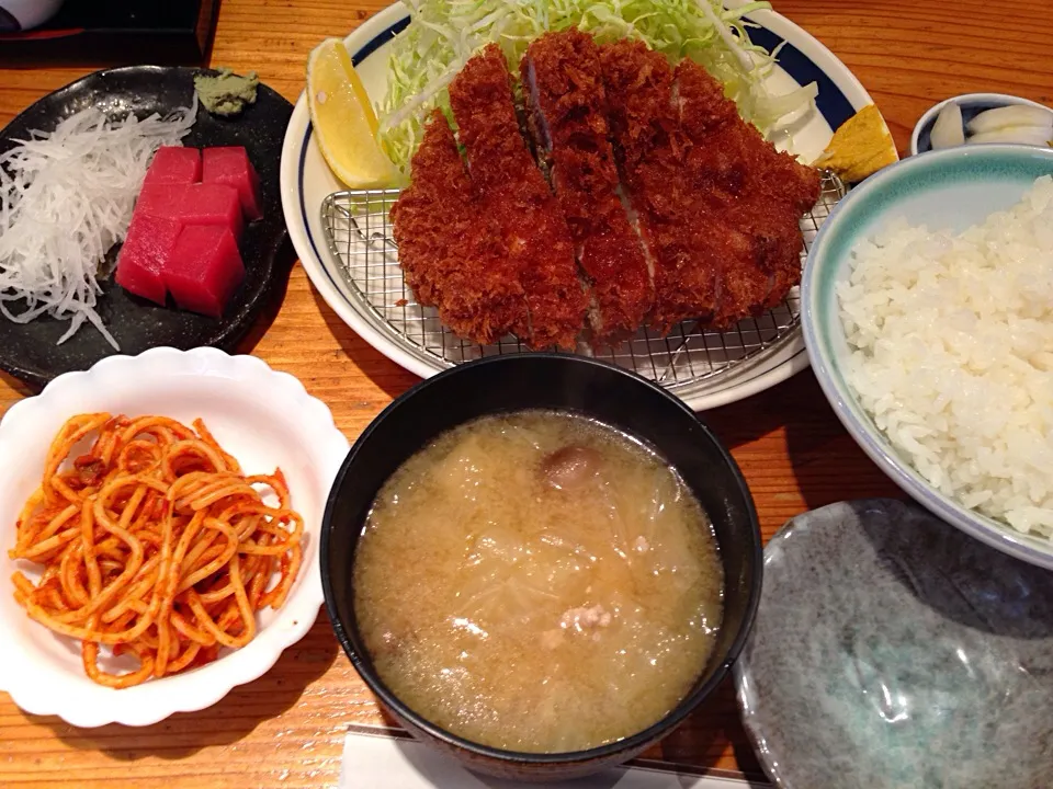 国産厳選豚ロースカツ定食200g+まぐろぶつ|Shigechika AIKAWAさん