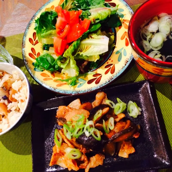 キノコご飯、サラダ、ワカメスープ、豚肉と茄子のピリ辛味噌炒め（≧∇≦）
キノコご飯にシソがあったらなぁ〜シソが恋しい(｡-_-｡)|shimacoさん