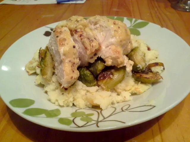 Creamy mustard chicken,  roast brussel sprouts and roasted garlic mashed potatoes|Fe's kitchenさん