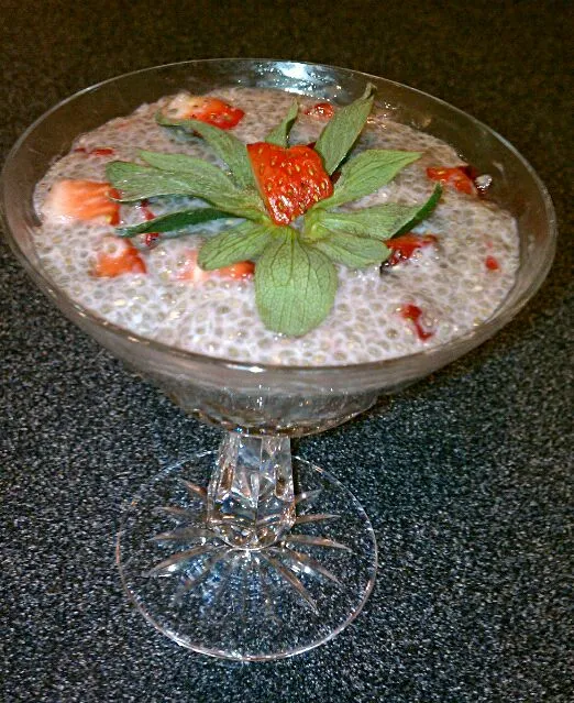 johanisbeeren chia pudding with strawberries|Jiraphon Gさん