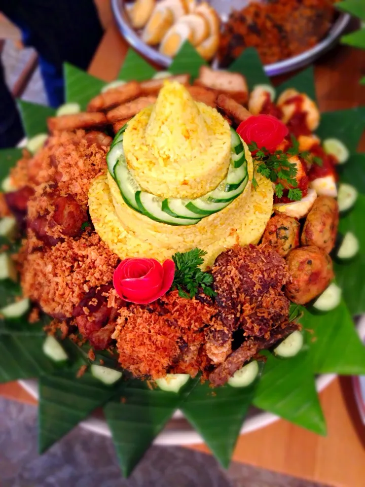 Snapdishの料理写真:Tumpeng (インドネシアの円錐形ターメリックライス)|Melia Sandya Utamiさん