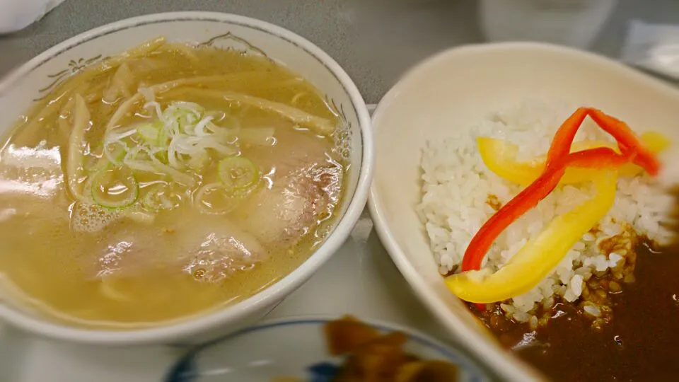 Snapdishの料理写真:北山龍  塩ラーメンハーフ･豆カレーセット♡|えびぱんさん