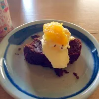 Snapdishの料理写真:チョコレートケーキバニラアイスと手作りレモンジャム添え|まめままさん